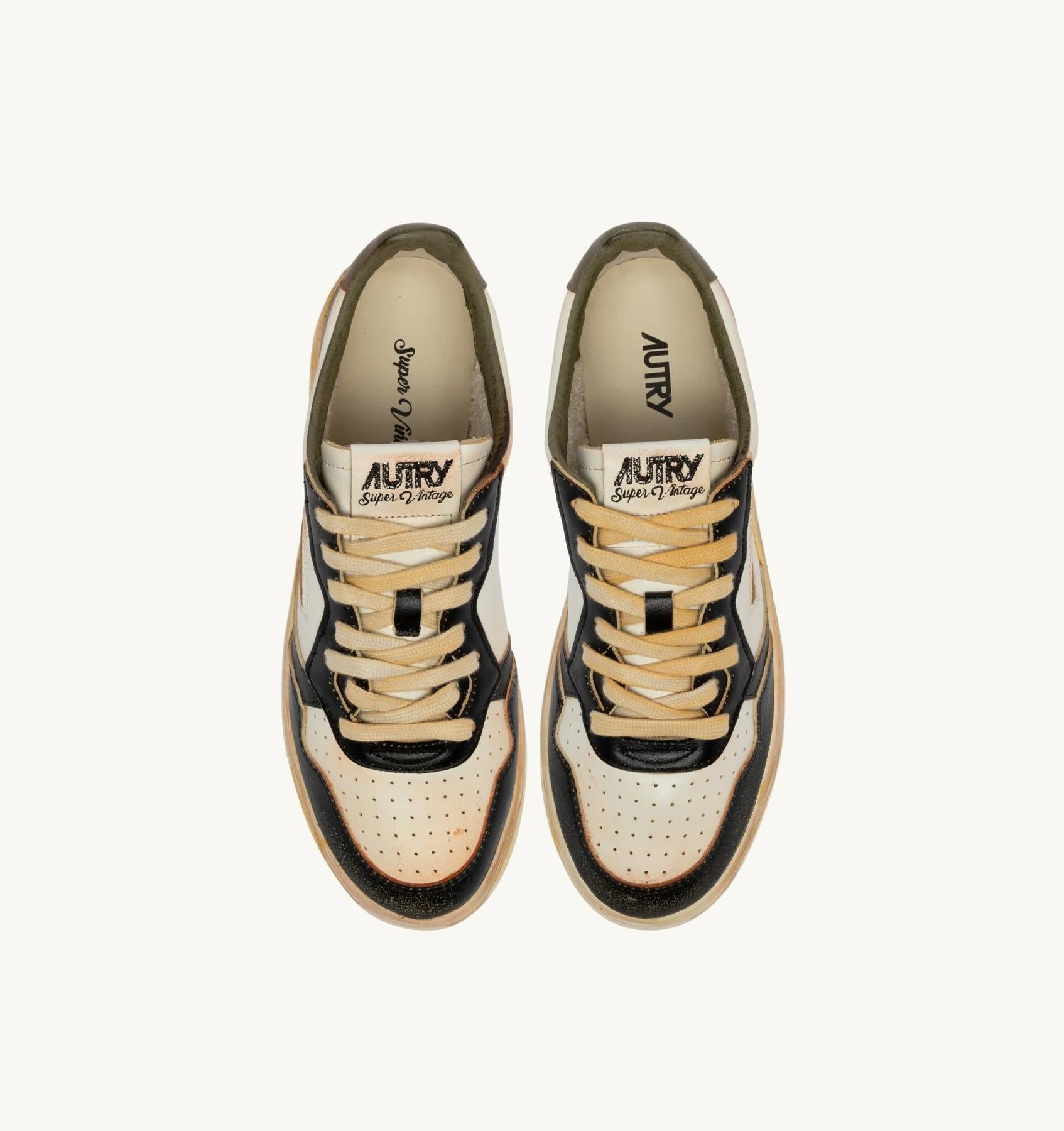 SNEAKERS MEDALIST LOW SUPER VINTAGE IN PELLE BIANCA NERA E COVERT GREEN<BR/> AVLM SV06 AUTRY ACTION SHOES 