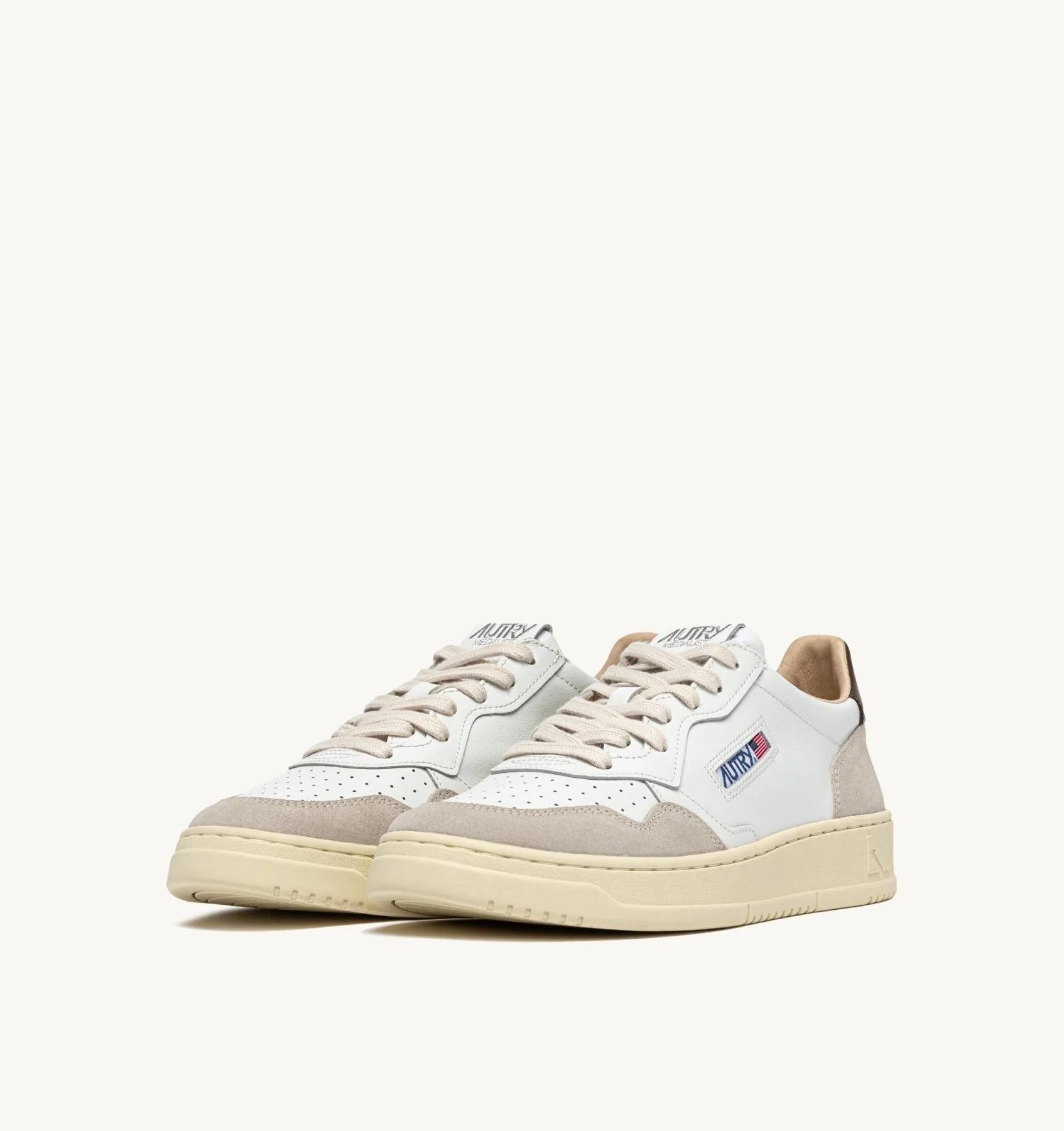 SNEAKERS MEDALIST LOW IN SUEDE E PELLE BIANCA E TEAK<BR/> AULM LS15 AUTRY ACTION SHOES 